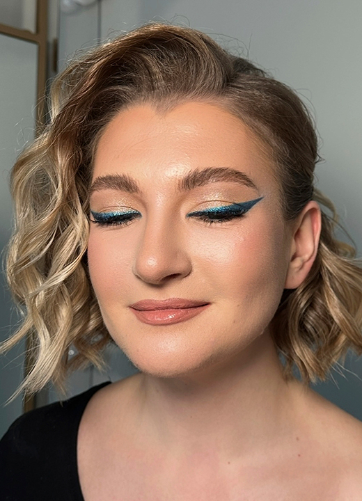 Soft glam cu eyeliner albastru și reflexe aurii